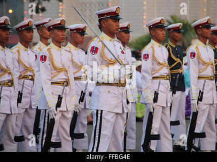 No Gen. Pyi Taw, Myanmar. 12 Feb, 2016. Myanmar soldati parade durante una cerimonia per celebrare il Myanmar la sessantanovesima Giornata dell'Unione in Nay Gen. Pyi Taw, Myanmar, del 12 febbraio 2016. Credito: Ko Thaung/Xinhua/Alamy Live News Foto Stock