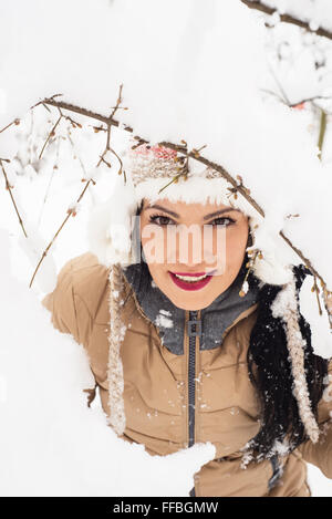 Felice la bellezza della donna in posa di neve nel Parco Foto Stock