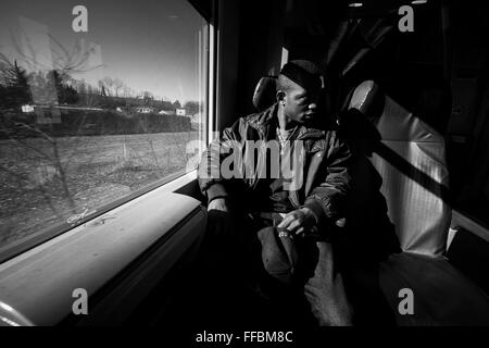 L'Italia, Mortara, rifugiati in viaggio sul treno Foto Stock