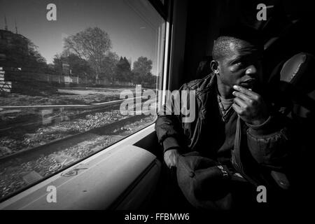 L'Italia, Mortara, rifugiati in viaggio sul treno Foto Stock