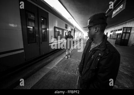 L'Italia, Mortara, rifugiati in viaggio sul treno Foto Stock