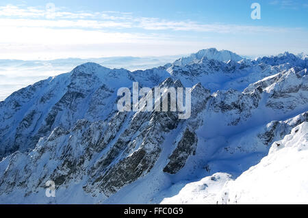 Vista sulle montagne orizzonte dal Lomnicky Stit. Tatranska Lomnica, Slovacchia. Foto Stock
