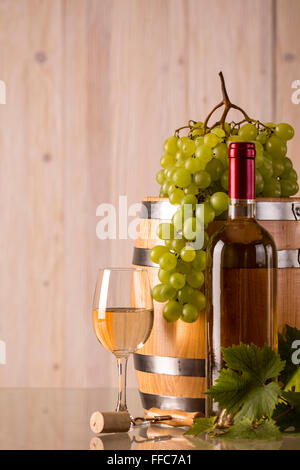 Bicchiere di vino con una bottiglia di un barile e uva Foto Stock