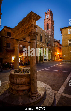 Piazza Pio II square in serata con il bene in primo piano a Pienza, città modello del Rinascimento, Toscana, Italia. Foto Stock