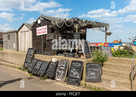 Fisherman's capanna sulla spiaggia di Aldeburgh, Suffolk, Regno Unito Foto Stock