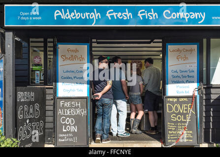 La gente in coda per acquistare pesce fresco al tuo pescivendolo, Aldeburgh, Suffolk, Regno Unito Foto Stock