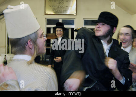 Durante la festa ebraica di Purim un gruppo di ebrei ortodossi boys da Viznitz Yeshiva (scuola) in fancy dress celebra la festa con una festa. La scolari bere grandi quantità di alcol durante tutto il giorno e la notte, verso la fine della notte scoppia una rissa tra due dei ragazzi. Foto Stock