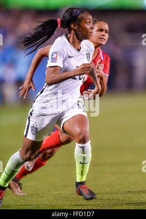 USA AVANTI Crystal Dunn (16) con palla durante la CONCACAF DONNE QUALIFICAZIONI olimpiche 2016 tra Costa Rica e Stati Uniti nazionali di calcio, mercoledì Febbraio 10th, 2016 a Toyota Stadium di Frisco, Texas.USA vince 5-0.(Manny Flores/Cal Sport Media) © Cal Sport Media/Alamy Live News Foto Stock