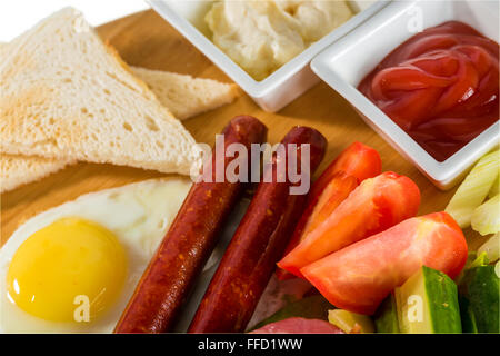 Toast, uova fritte, salsicce, carne e verdure Foto Stock