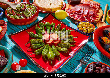 Tapas pimientos del Padron i peperoni verdi con salsiccia e miscelati tapa Foto Stock