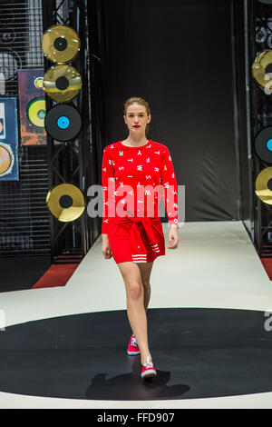 Gen 18, 2016 - Hong Kong, Hong Kong, Cina - Taylor Swift lancia il nuovo marchio di moda "Swift' per il mercato cinese. Taylor Swift sceglie la quarantasettesima Hong Kong autunno/inverno della settimana della moda come sede per il lancio della linea di abbigliamento che sarà disponibile solo in Cina..Taylor ha collaborato con Nashville-basato brand, patrimonio66, di vendere la sua linea di abbigliamento esclusivamente in Cina. Con 18 000 compratori che hanno partecipato alla mostra mercato è significativo. .L'evento organizzato da Hong Kong Trade Development Council (HKTDC) ospita designer Kate Liegey, Chief Operating Officer di patrimonio66 per il lancio in Ta Foto Stock