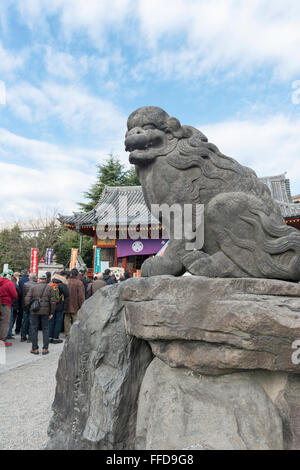 Custode leone al Santuario di Asakusa, presso il Tempio di Senso-ji, Asakusa, Tokyo, Giappone Foto Stock