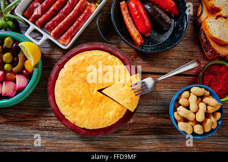 Mix di tapas spagnole frittata di patate salsiccia pane olive e paprica Foto Stock