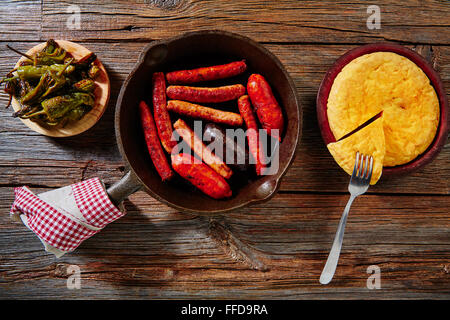 Le tapas spagnole frittata di patate e salsicce chorizo morcilla peperoni verdi Foto Stock