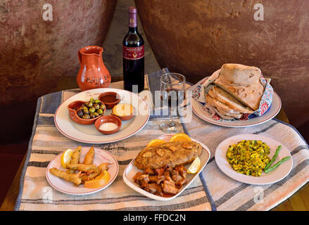 Portogallo Alentejo: Tabella con un certo numero di tipici piatti Alentejo e il cibo nel Adega Molhó Bico in Serpa Foto Stock