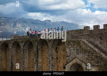 Gli studiosi a visitare la fortezza bastioni. Aínsa castello. Huesca. Aragón. Spagna Foto Stock
