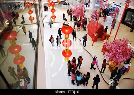 Harbin, la Cina della Provincia di Heilongjiang. 12 Feb, 2016. La gente visita un parco indoor nel nuovo anno a Harbin, città capitale del nord-est della Cina di Provincia di Heilongjiang, Feb 12, 2016. Credito: Wang Jianwei/Xinhua/Alamy Live News Foto Stock