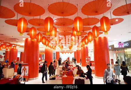 Harbin, la Cina della Provincia di Heilongjiang. 12 Feb, 2016. La gente visita un parco indoor nel nuovo anno a Harbin, città capitale del nord-est della Cina di Provincia di Heilongjiang, Feb 12, 2016. Credito: Wang Jianwei/Xinhua/Alamy Live News Foto Stock