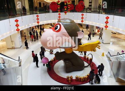 Harbin, la Cina della Provincia di Heilongjiang. 12 Feb, 2016. La gente visita un parco indoor nel nuovo anno a Harbin, città capitale del nord-est della Cina di Provincia di Heilongjiang, Feb 12, 2016. Credito: Wang Jianwei/Xinhua/Alamy Live News Foto Stock