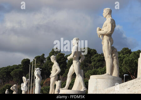 Statue allo Stadio dei Marmi, Foro Italico, Roma, Italia Foto Stock