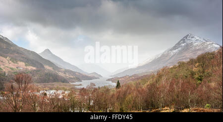 Loch Leven come visto dalla città di Kinlochleven, con la montagna na Caillich sulla destra e la montagna che abito a sinistra Foto Stock