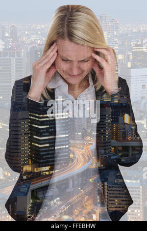 Business donna imprenditrice pressione stress burnout cefalea manager city doppia esposizione della disperazione Foto Stock