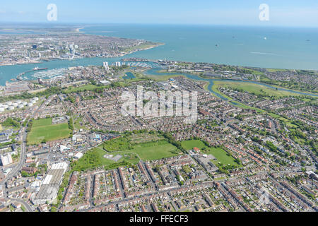 Una veduta aerea del Hampshire città costiera di Gosport. Portsmouth è visibile in background Foto Stock