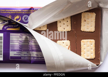 Bar di Cadbury Dairy Milk Ritz barra di cioccolato con involucro annullata per mostrare i contenuti Foto Stock