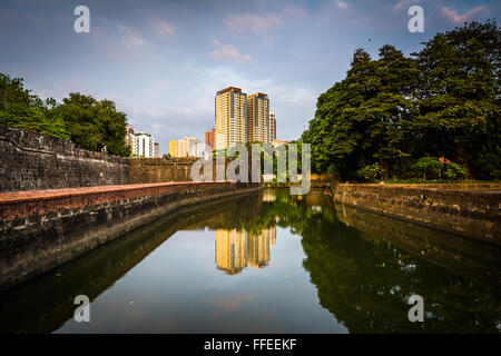 Il fossato al Forte Santiago, Intramuros, Manila, Filippine. Foto Stock