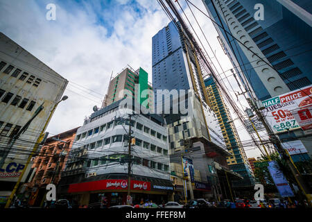 Edifici lungo Makati Avenue, in Makati, Metro Manila nelle Filippine. Foto Stock