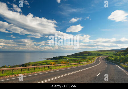 Il principale A9 strada vicino a Helmsdale in Sutherland, Scozia. Questa strada è parte della costa Nord 500 Route. Foto Stock