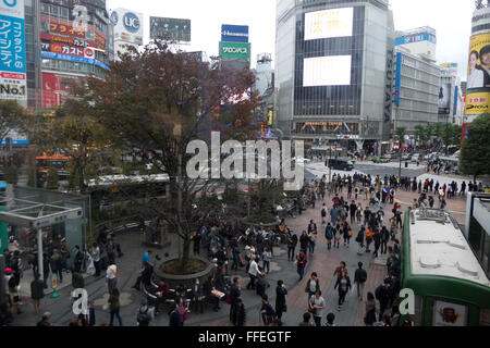 Incrocio di Shibuya, Tokyo, Giappone, Asia, uno dei più trafficati al mondo. Street, strada, pedoni, persone, traffico di automobili Foto Stock