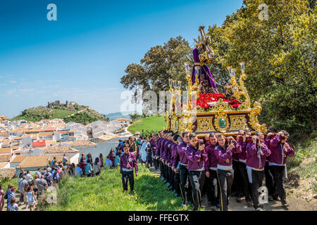 Semana Santa (Pasqua/settimana Santa) processione. Uomini del villaggio che portano Gesù che porta la Croce al Calvario (Ermita Calvario). Carcabuey, Cordoba. Spagna Foto Stock