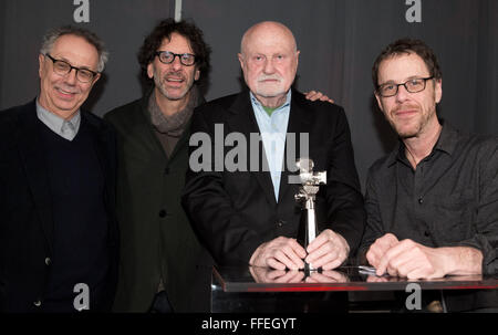 Berlino, Germania. 12 Feb, 2016. Produttore di film Ben Barenholtz (2r), una figura chiave nel US-American cinema indipendente, riceve il Berlinale Kamera award in presenza del direttore del Festival Dieter Kosslick (l-r) e i registi Joel (2 l) ed Ethan Coen (r) di Berlino, Germania, 12 febbraio 2016. Barenholtz, nato in Polonia, è stato premiato in onore della sua lunga solidarietà duratura con il Festival Internazionale del Cinema di Berlino. Foto: JOERG CARSTENSEN/dpa/Alamy Live News Foto Stock