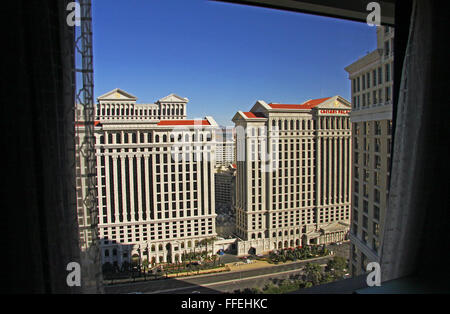 Finestra immagine vista dall'Hotel Bellagio verso Caesers Palace Hotel di Las Vegas Foto Stock