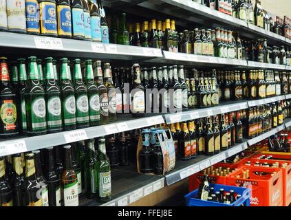 Bottiglie di birra sono visti su un ripiano di un supermercato a Berlino il 04 gennaio 2016. Foto: Wolfram Steinberg/dpa Foto Stock