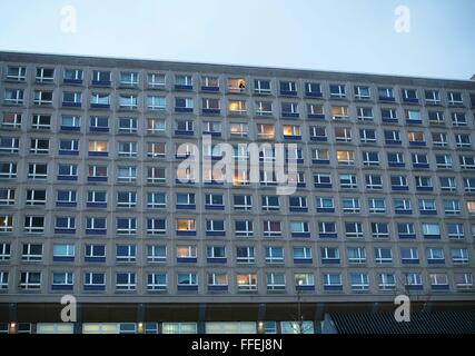 Vecchio GDR-alti edifici con appartamenti sono visibili nella ex Germania Est parte della città nel centro di Berlino il 17 gennaio 2016. Foto: Wolfram Steinberg/dpa Foto Stock