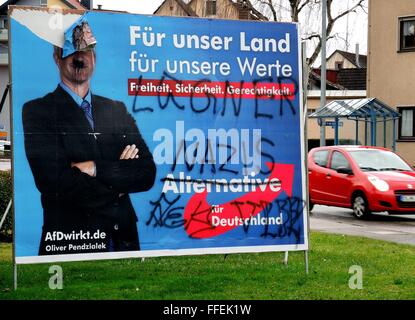Con le parole "Lügner' (bugiardo) e nazista oversprayed cartellone elettorale del diritto tedesco - ala parte AfD in Waldkirch (Germania), su Februaray, 09, 2016. Il partito "AfD' campagne con lo slogan ' per il nostro paese e per i nostri valori". Foto Stock