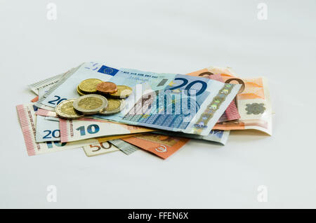 Le banconote in euro con denominazione diversa e monete Foto Stock