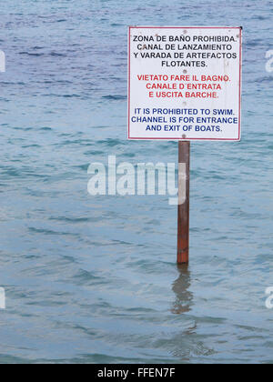 Il segnale posto sull'acqua. Vietato nuotare. In verticale Foto Stock