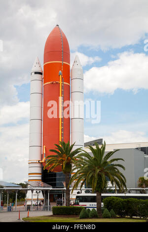 Space Shuttle booster e serbatoi carburante in giardino a razzo al Kennedy Space Center, Florida, Stati Uniti d'America Foto Stock