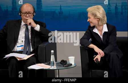 Monaco di Baviera, Germania. 12 Feb, 2016. Il Ministro francese della Difesa Jean-Yves Le Drian e Ursula von der Leyen, ministro della Difesa tedesco, nella 52a per la Conferenza sulla sicurezza a Monaco di Baviera, Germania, il 12 febbraio 2016. La conferenza continua fino al 14 febbraio 2016. FOTO: SVEN HOPPE/dpa/Alamy Live News Foto Stock