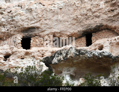 Il castello di Montezuma ben conservati dei Pueblo ancestrali cliff dwellings costruiti e utilizzati dal popolo Sinagua 1100 a 11425 annuncio. Foto Stock