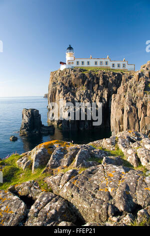 Glendale, Isola di Skye, Highland, Scozia. Vista dal promontorio roccioso al clifftop faro di Neist Point. Foto Stock