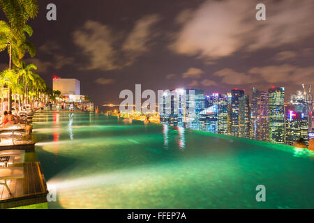 Centro di quartiere finanziario centrale di notte, dal punto di vista della piscina a sfioro della Marina Bay Sands Hotel, Singapore Foto Stock