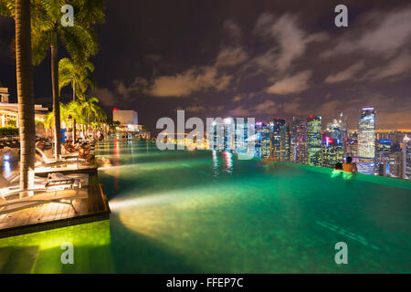 Centro di quartiere finanziario centrale di notte vista dalla piscina Infinity della Marina Bay Sands Hotel, Singapore Foto Stock