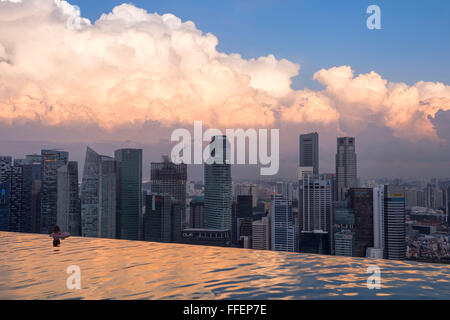 Centro di quartiere finanziario centrale di sunrise visto dalla piscina Infinity della Marina Bay Sands Hotel, Singapore Foto Stock