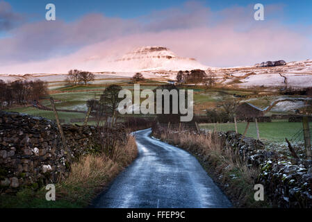 Un nebbioso inverno vista di Pen-y-Ghent al tramonto.Una delle Yorkshire Dales Tre Cime di Lavaredo, Horton in Ribblesdale, North Yorkshire, Regno Unito Foto Stock