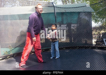 Cochabamba Bolivia. Adozione latina ragazzo chiede il suo caucasica padre maturo per saltare Foto Stock