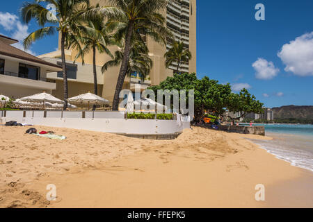 Spiaggia di sabbia in Waikiki, Oahu, Hawaii Foto Stock